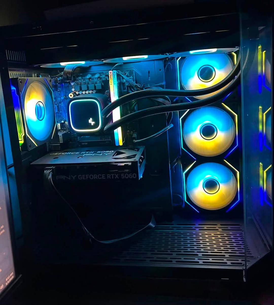 سلام عليكم حبايب للبيع تجميعة اخت الجديدة وبعدها بل ضمان

CPU: Intel Core i5-14400F
* GPU: PNY GeForce RTX 5060 OC 8GB GDDR7
* MB: Gigabyte H610M K DDR4
* AIO: DeepCool LE360 ARGB 360mm
* PSU: DeepCool PF600 600W
* RAM: TeamGroup T-Force DDR4
* SSD: Lexar M.2 NVMe 1TB
التجميعة مستعمله قليل كلش رايدها ب 1200 وبيها مجال بسيط
واتساب ***********
