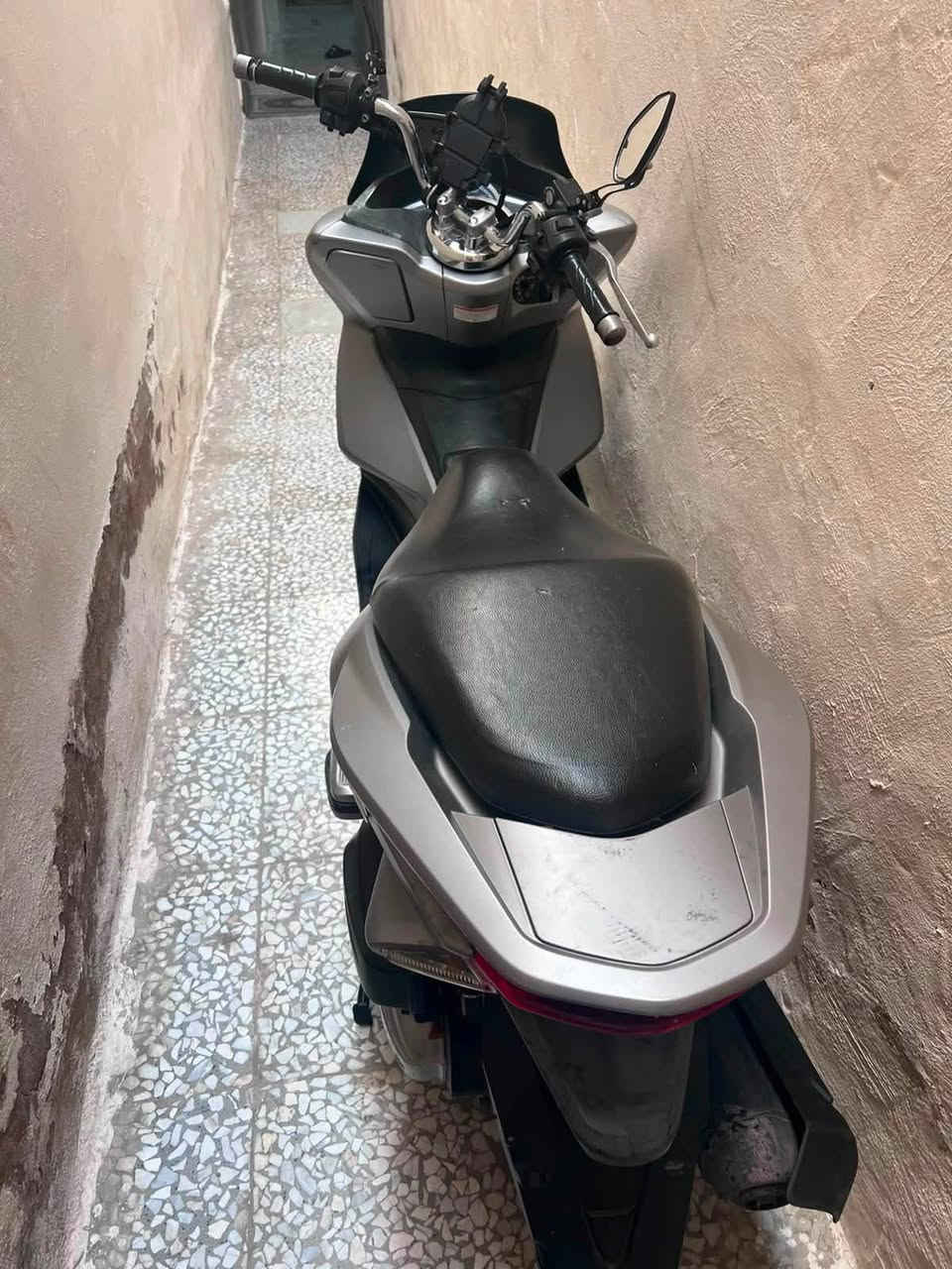 ‏PCX جيل الثاني للبيع فئ (JF)
مكينه مكفوله كفاله عامه 
محرك (150)
كهربائيات كله شغاله + ستان حساس + حساس ازدحام 
ماشيه (30) الف
دراجه شلعه ومعدل خير من الله
عنوان - كاظميه  سعرها (13) ورقة 
اي استفسار رقمي (***********) واتساب او تصال
