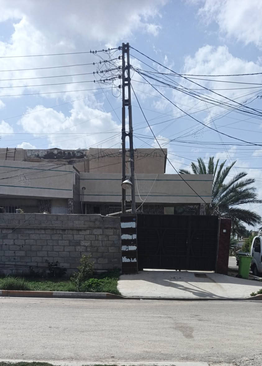 البكرية خلف مرور الغزالية 
السلام عليكم
لليدور بيت بسعر مناسب موجود 
بيت ركن مساحه 256 عالي عن الشارع طابق و نص 

يحتوي على استقبال و صاله و حولي و مطبخ و غرفة نوم و صحيات عدد 2 داخليه و خارجيه عدد 1
و الطابق الثاني يحتوي على غرفتين نوم فقط 
للاستفسار اكثر الاتصال على الرقم 
*********** 
هاتف او واتساب
