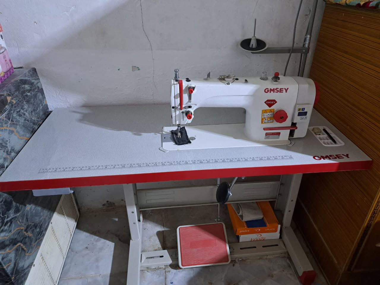 السلام عليكم مكينة خياطة جمسي صيني جديدة استخدام بيت شهر واحد بعدها بضمانها السعر 250 العنوان النجف الولاية للاتصال  ***********
