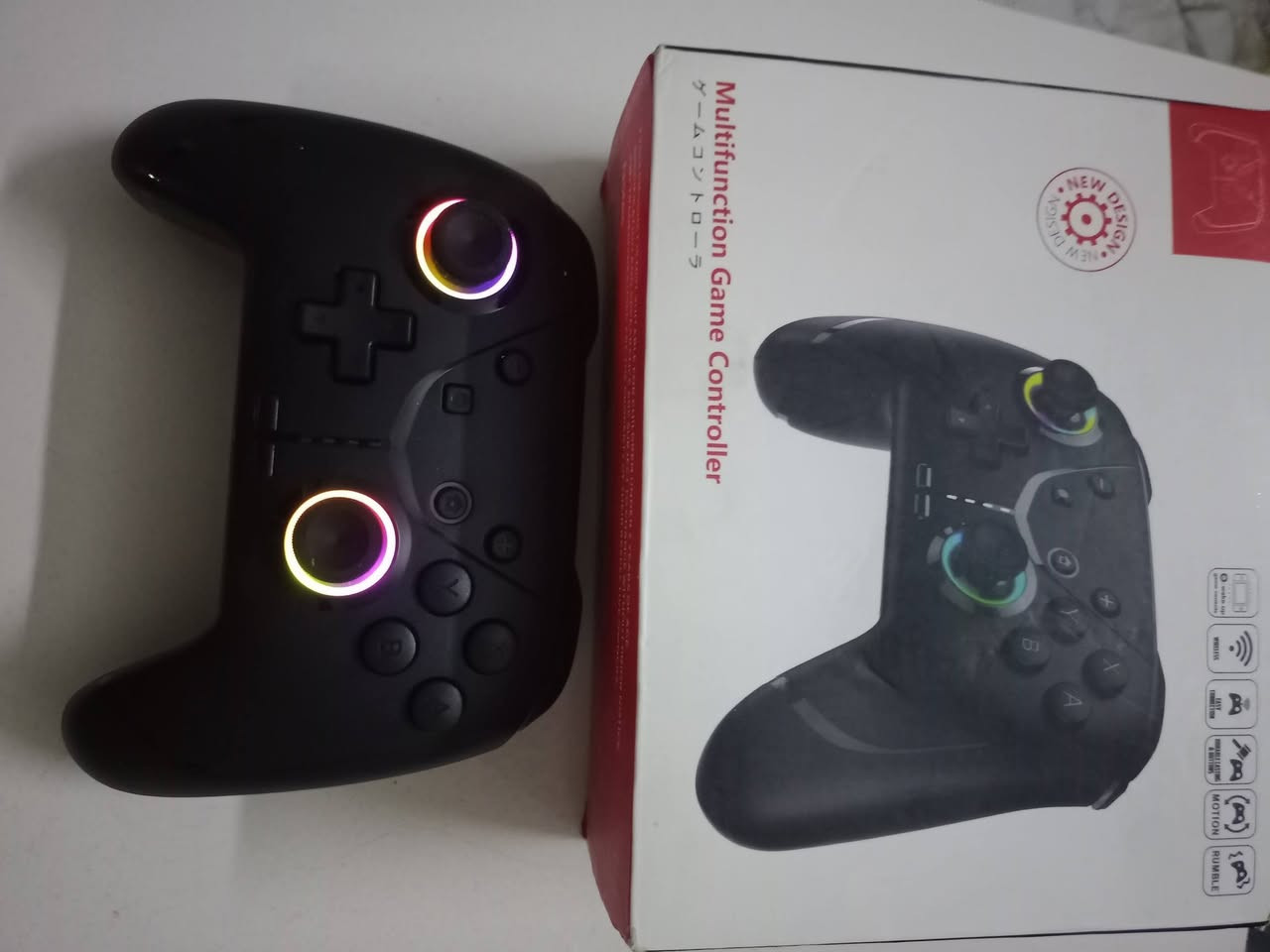 المواصفات التقنية المتوقعة
التوافق: يدعم التوصيل بـ Nintendo Switch، الكومبيوتر (PC عبر D-Input و X-Input)، أجهزة الأندرويد (Android)، والـ iOS، وأحياناً أجهزة PS3/PS4.

​الاتصال: لاسلكي عبر البلوتوث (Bluetooth) أو سلكي عبر منفذ Type-C.

​الإضاءة: حلقات إضاءة RGB مدمجة حول عصا التحكم (Anbernic/Switch style RGB rings).

​الميزات الاضافية: * خاصية الاهتزاز (Rumble / Vibration). 

​مستشعر حركة سداسي المحاور (Motion Control/Gyroscope) لتوافق أفضل مع ألعاب السويتش.

​زر الـ Home وخاصية الإيقاظ (Wake-up function) لجهاز السويتش.

​دعم ميزة الـ Turbo (التكرار السريع للضغطات).

​البطارية: قابلة للشحن عبر منفذ Type-C (تدوم عادة بين 6 إلى 10 ساعات عمل حسب تشغيل الإضاءة والاهتزاز).


**إذا كنت صاحب هذا الإعلان وتريد حذفه لأي سبب، رجاءا أرسل رسالة إلى الدعم الفني**