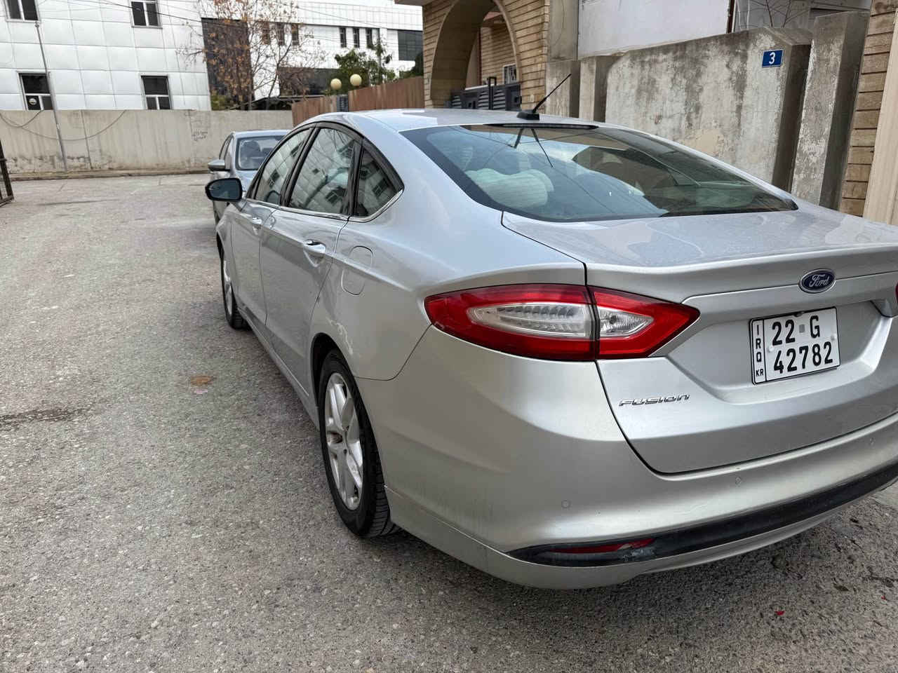 فورد فيوجن  2016 بجم كبس بيها ضربه بالجاملخ خلفي وشوي من باب خلف سايق وبيها مكانات بارد موصفاتها sel تبريد خلفي شاشه  مواصفاتها معروفه 
*********** أربيل, العراق
