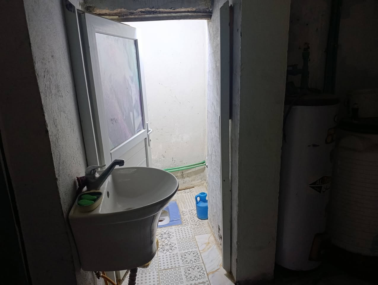 السلام عليكم
بيت 100 م  للبيع  حي الميلاد الحولي قبل مجمع السلام السكني 

يحتوي على 

الطابق الاول 

استقبال وغرفه استراحه صغيره

 وغرفه منام وصاله ومطبخ 

الطابق الثاني 

غرفه وصاله 

السعر 75وبيه مجال 

***********
