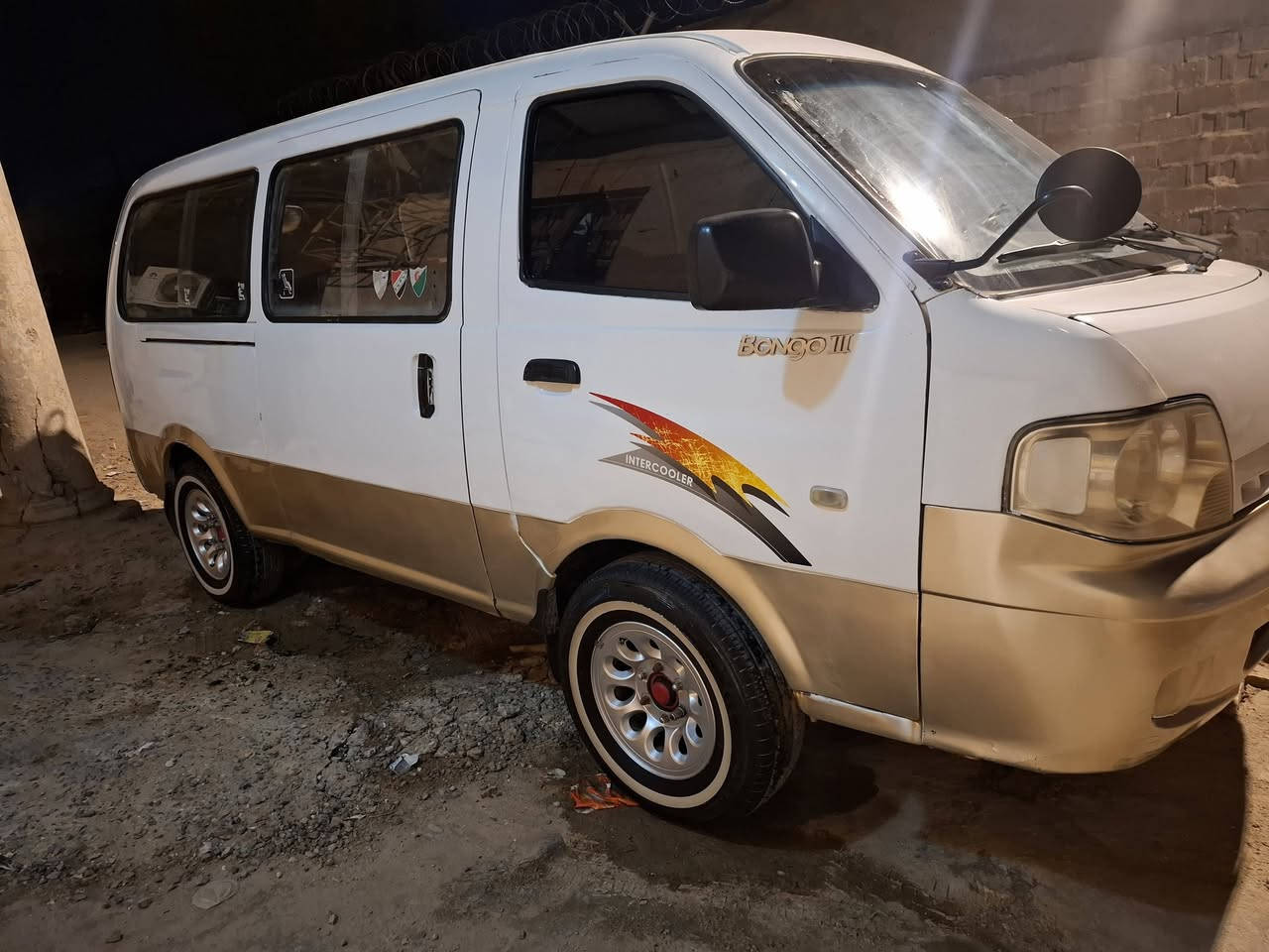 السلام عليكم سياره منغولي ١١ راكب  مديل ٢٠٠٥ اصل مكينه ٣٠٠٠ لا تبخير ولا تنقيص مصبوغه عام دوشمه جديده السياره باسمي تحويل ثاني يوم السنويه تنتهي ٢٠٣٠ رقمه بصره  ومكانه بصره عشار 
السعر 110$وبيه مجال بسيط ممتواجد عل النت 
***********
