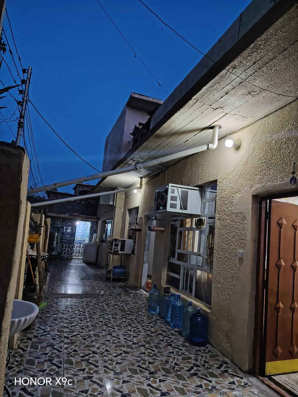 اسلام عليكم الدار للبيع ٣ غرف مساحتة ٢٢٠ اتصال بالرقم ***********
