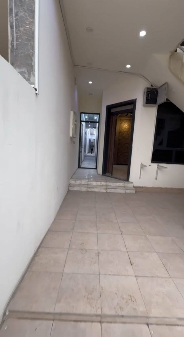 🏗  #شقة_حديثة_أرضية_للأيجار  🏗
               
           سكني ___ تجاري  

📍الموقع :- #اليرموك _ خلف مستشفى السلامة محله 616

🔛 المساحة :- 150 متر

◾️تحتوى على :- مدخلين _ صالة _ مطبخ كبير _ صحيات _ غرفتين نوم ماستر _ كهرباء خصخصة .

👈🏻 متوفر موقف للسيارة  👉🏻

⁉️ لمعرفة الإيجار اكتب رقم 6 بالتعليقات.

للمزيد من العروض لطفاً الاشتراك بقناتنا على 
🌐التليجرام :
https://t.me/Ajarty

واتساب 👇🏼
https://whatsapp.com/channel/0029VaDf8d14yltRzy5EwZ15

📍عنوان الشركة : حي الجامعة _ بداية شارع المركز

📌للمعاينة والاستفسار : يرجى التواصل على الارقام التالية 📲
***********
***********
