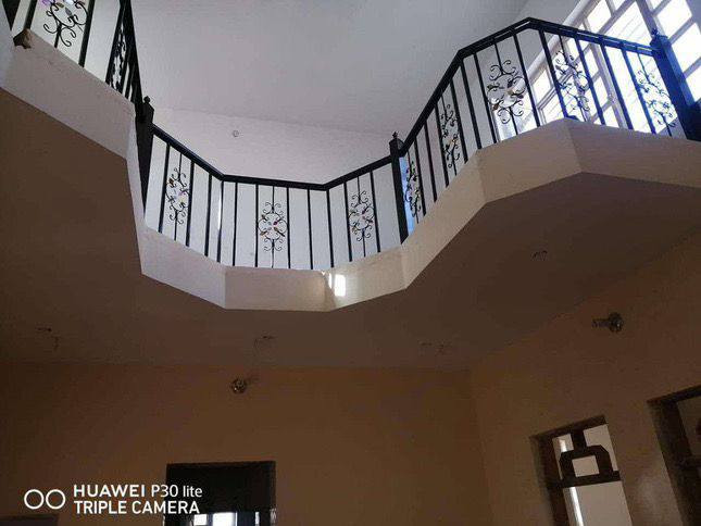 ‏🏡🏡🏡🏡 دار في الفلوجه للبيع 🏡🏡🏡🏡 
‏⬅️نوع الملك《طابو صرف》 
‏⬅️رقم العقار《14》
‏⬅️اسم الحي《مجمع البو رديني》
‏⬅️المساحه   《176م》
‏⬅️الشارع      《15م》 نافذ من شارع 40م البو رديني
‏⬅️عدد الادوار《طابق واحد》 
‏↩المحتويات
‏{ غرف نوم عدد 2 - صاله - مطبخ - هول - استقبال - مجاميع صحيه عدد 2 داخل وخارج } 
‏⬅️السعر        《165 مليون》قابل للتفاوض 
‏للاستفسار الاتصال على
‏☎️***********(واتساب - تليجرام)
‏☎️***********
‏☎️*********** 
‏
‏او زورا موقعنا الكائن في 
‏الفلوجه - شارع ٦٠ ـ مجمع عقارات الفلوجه ـ مجاور ملعب الصمود
‏
