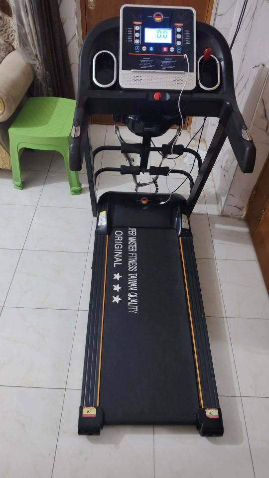 جهاز جري نظيف جدا 
مواصفات راقيه ويحتوي على هزاز تدليك
التواصل خاص او الاتصال بالرقم ***********
