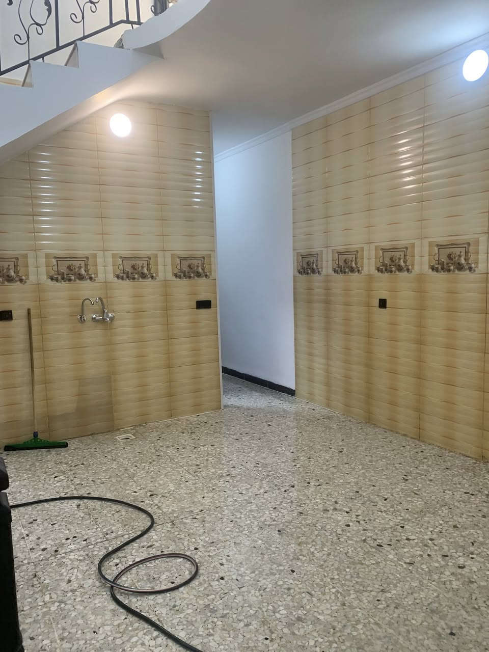 البيع البيت مساحه 100 وجه5
حي الاعلام الشباب مربع الذهبي 
طابق واحد 
صاله ومطبخ وخدمات وغرفت نوم
بناء نضيف موقع قريب ع شارع 
اتصال ع ارقام 
***********
***********
***********
