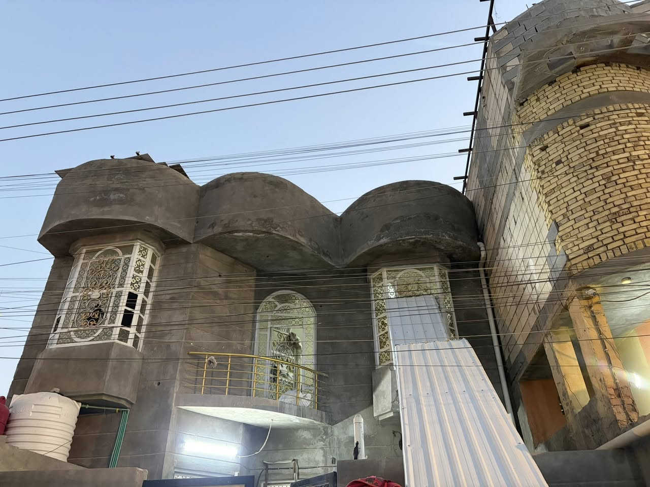 منزل طابق معزول درج خارجي مساحته 200متر لليجار في امن الداخلي يتكون من 4غرف. وهول كبير وحمام ومطبخ وصطح سعر لايجار 750لاستفسار ***********
