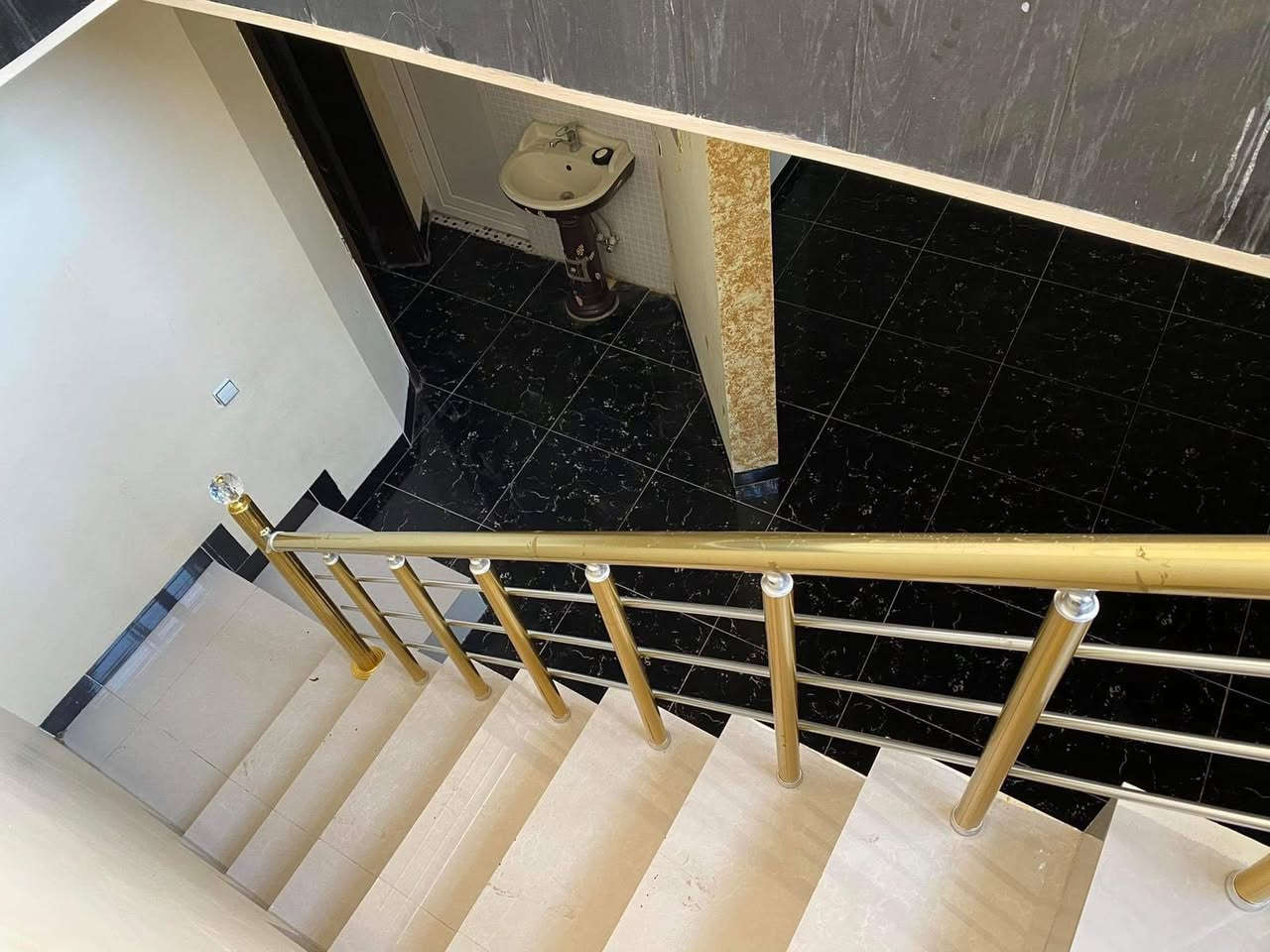 مشتمل للأيجار طابق ثاني
مساحة 100 م .. موقع مميز ، حي البعث قرب معهد الفنون الجميلة
الشقة مثل ما واضح امامكم  نظيفة جداً ..
غرفه نوم + استقبال + صالة .. و صحيات 
ملاحظة الشقة تفرغ يوم ٨ بالشهر الثاني
للأستفسار اكثر
***********
