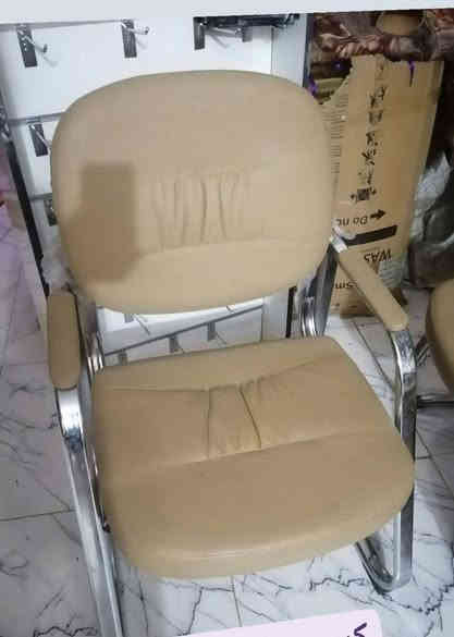 متاح ميز مكتب صار 13 يوم من جبته وي كرسي وجهاز الاتصال 
وميز رسبشن  وتخم 7 مقاعد جلد جوزي وكراسي مكتب 8 قطع وبردات مال مكتب  اليفيدنه مكاني بغداد المعامل ***********
