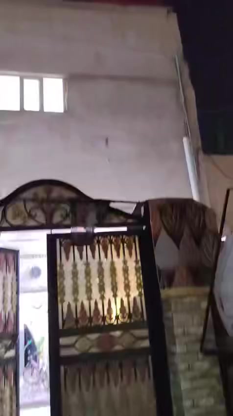 سلام عليكم يوجد دار لبيع المساحه ١٠٠ م قاطين حي الوحده سلاميه قاطين كاملات قرب مكتب الغاز السعر ٨٥ وبي مجال قليل اي ستفسار لاتصال ***********
