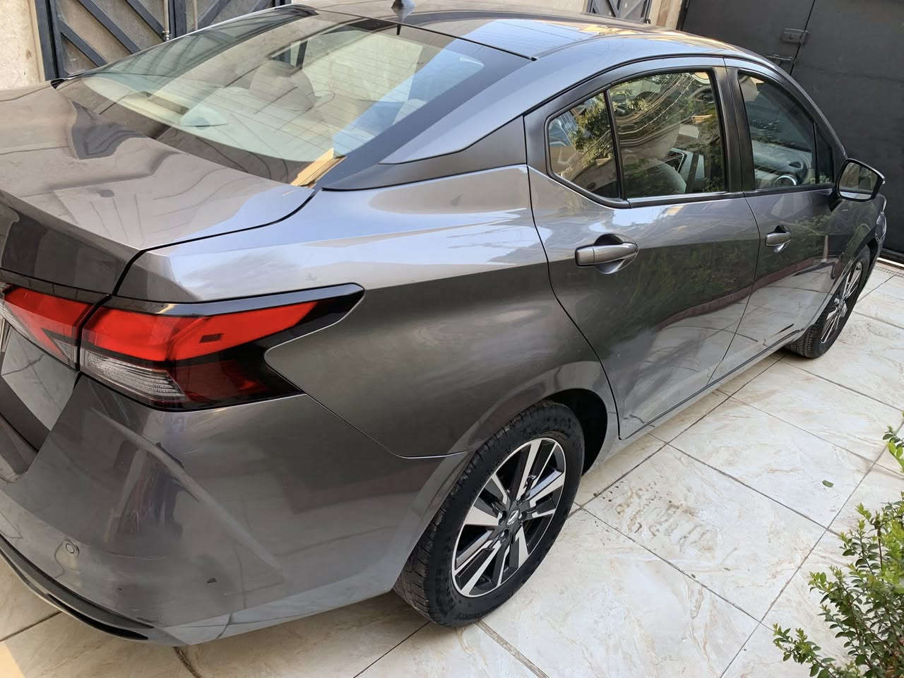 سلام عليكم

نيسان سني مكسيكي موديل 2022 للبيع 
خليجي ماشية63000 كيلو بيه بارد وشخوط ابيع ع وضعه 
محرك 1600 4 سلندر 
حساس خلفي  ويل كب  وزنون عالي وناصي  وبروجكتر   اشاير بلمري 
السعر 11900 $ بيه مجال جدا بسيط
تحويل ثاني يوم تريد وكالة تريد سنوية باسمك
السيارة متواجدة بغداد الكرادة 

 ***********
