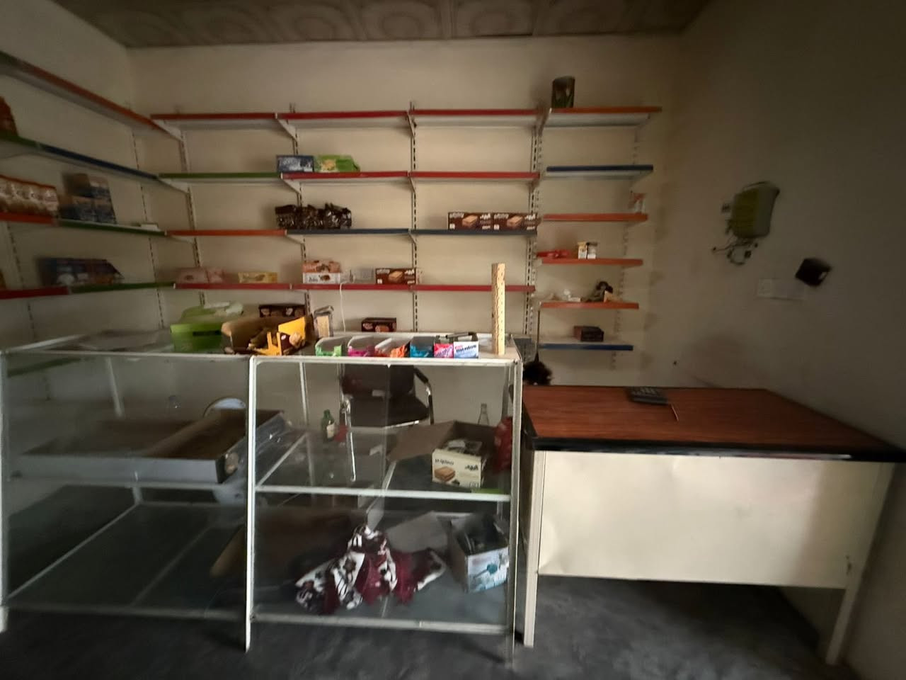 السلام عليكم غراض محل للبيع رفوف مع عارضات مع ميز غراض محل كامل كلو جديد. مستخدم شي قليل ***********
