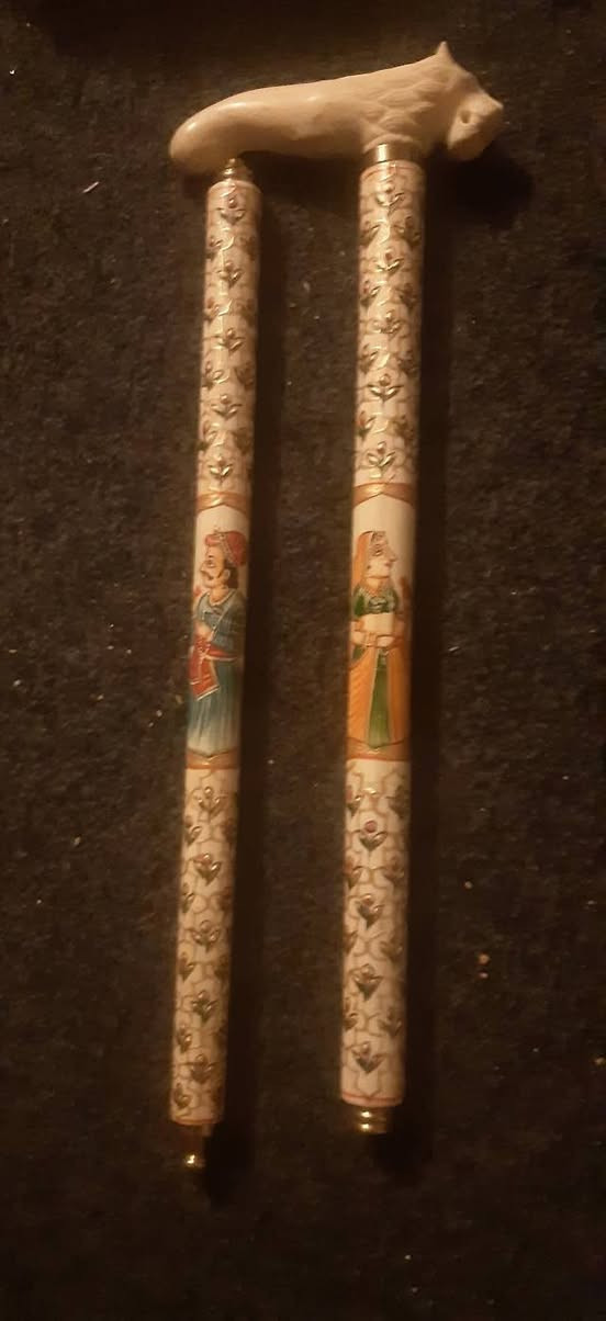 عصا باكورة برأس اسد ملكية معمولة بصياغة من العاج سن فيل اصلي عمل فني نادر  وقديم مطعمة بالمينا ومشغولة يدويا (هاند ميد ) عبارة عن تحفة مرسومة بالمينا على العاج وتفكك على شكل 3 قطع ،،،
***********     واتساب
