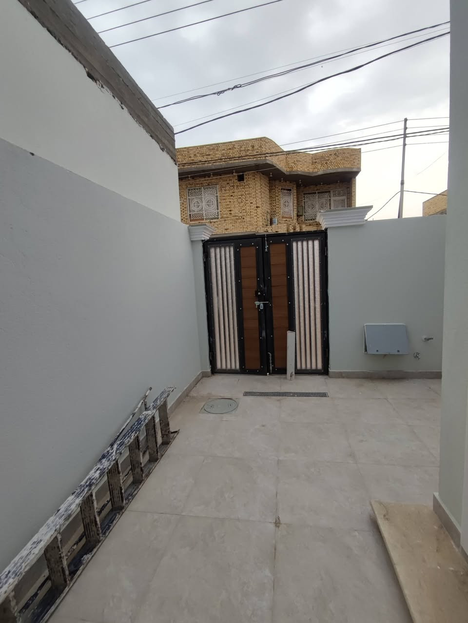 بيت 150 متر بالإسكان الصناعي ثاني بيت عن الحولي
البناء حديث // طارمه استقبال وصاله وغرفه ومطبخ وصحيات داخليه وخارجيه ومنور
السعر والتفاصيل اتصل ***********
