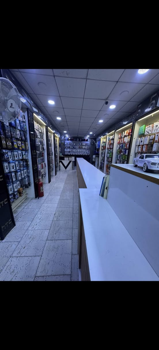 محل مبايلات متكامل للبيع  الموقع تجاري مكانه
كربلاء نهايت سوق الشهداء قرب مثلجات الوفاء .
المحل يحتوي على مسواك كامل جديد وليسه استوك يحتوي على ديكور جديد المحل يعمل منذو تقريبأ 7 سنوات في مجال الموبايلات ولهو زبائن.المحل كبير الطول 8 أمتار والعرض 4 .ايجار المحل كلش حلو ومناسب 350. الف 
اما الي حاب يعرف المحل شغال او لا يجي ويشاهد شغل المحل خير من الله
..سبب البيع المحل...
 لدي مشروع ثاني وعدم التفرغ لهو...سعر المحل علل خاص ....او تجي للمحل تجرد وتقيم...أو تدلل ...
***********
