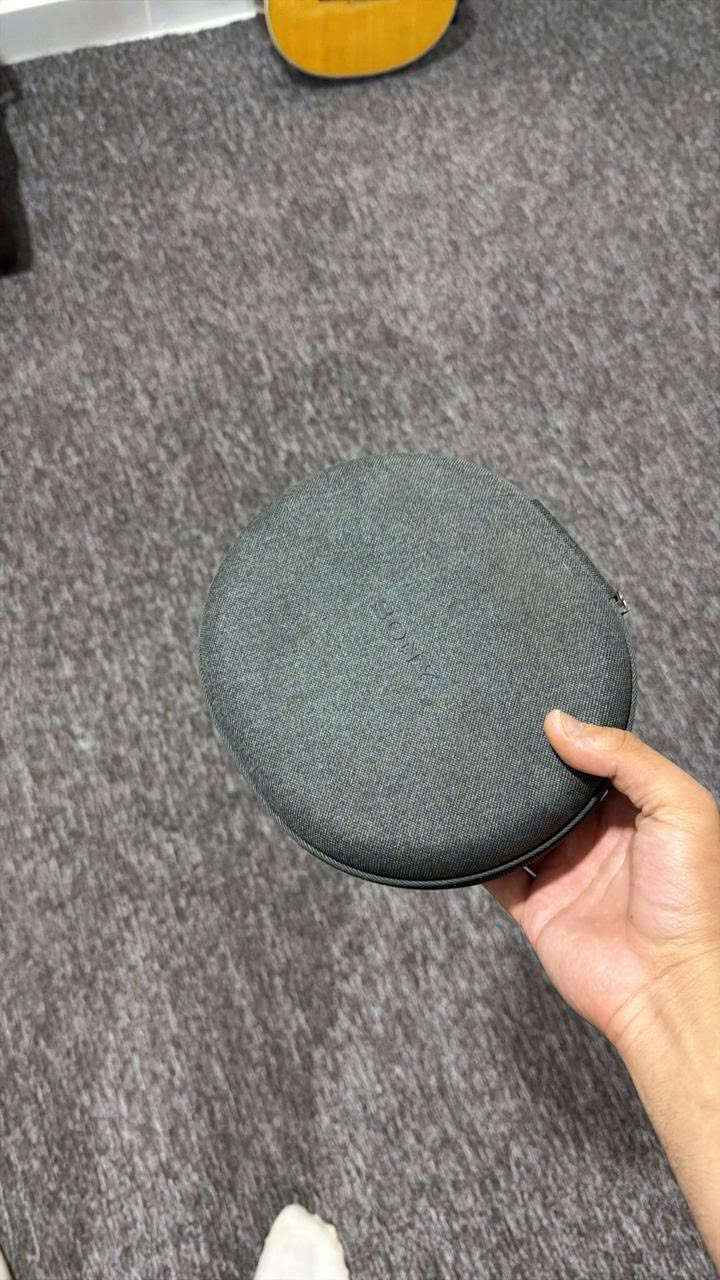سماعة Sony ULT WEAR الأصلية (بحالة ممتازة/جديدة) 🔥🎧
عشاق البيس القوي والصوت السينمائي المحيطي! لاتفوتكم هالسماعة الرهيبة من سوني. إذا كنت من جماعة المونتاج، صناعة المحتوى، أو بس تحب تعزل نفسك وتعيش ويا الموسيقى والأفلام بصوت نقي وباص (Bass) يزلزل، هذي السماعة هي اختيارك المثالي.
✨ أهم المميزات:
 زر ULT Button: بضغطة زر وحدة راح تنقلك لعالم ثاني من البيس العميق والقوي (بيها مستويين للـ Bass).
 إلغاء ضوضاء فعال (ANC): عزل احترافي يفصلك عن المحيط تماماً بفضل معالج سوني المتطور.
 بطارية عملاقة: يوصل تشغيلها لحد 30 ساعة مع تشغيل العزل، وتدعم الشحن السريع.
 راحة تامة: التصميم مريح جداً على الأذن ومثالي للاستخدام الطويل بدون تعب. 
 
السماعه جديدة جداً اخذتها استخدمتها فتره قصيره  

السعر 250 وبيها مجال علماً الي بالسوك 350 

عنواني كربلاء 

 للتواصل ‭٠٧٨٦ ٩٢٨ ٧٥١١‬ او خاص
