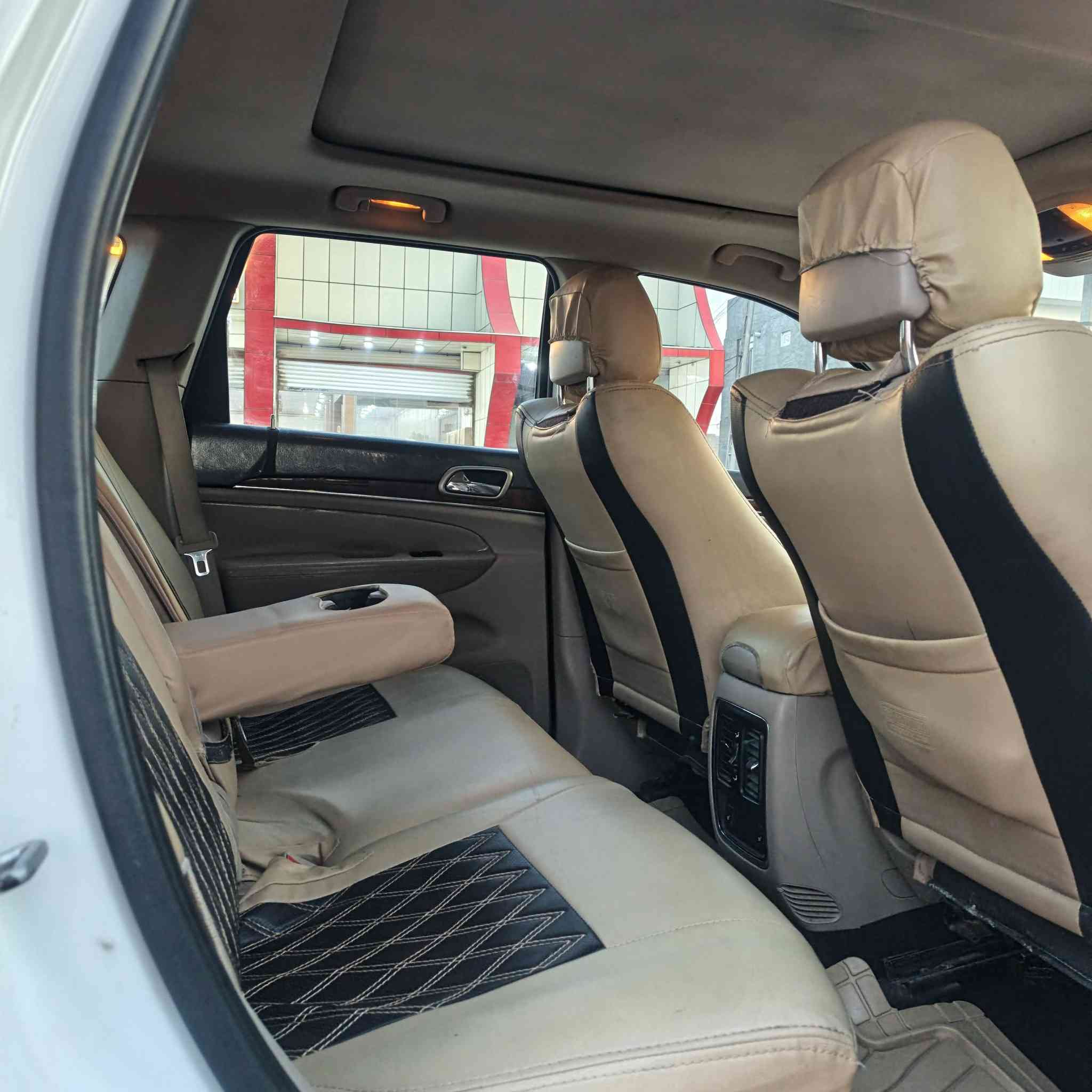 السلام عليكم
Jeep كراند شيروكي 2013 خليجي 🔥
( Limited) لمتد 4×4
السيارة مكفولة كفالة عامة وفول مواصفات 1/1 فول للاخير ✅

بصمة تشغيل ✅
بانوراما✅
صندوق كهربائي✅
حساسات امامية خلفية✅
داخل جلد ✅
كراسي كهرباء ✅
تدفئه وتبريد بالكشانة✅
رقم بغداد الماني تحويل ثاني يوم ،
السيارة جديدة وممتعوبة مال جناي 
ماشيه , 116
عنوان السيارة الانبار الرمادي حصيبة الشرقية للاستفسار الاتصال على الرقم  *********** . 

السعر (205) وبي مجال شي بسيط 🩵
