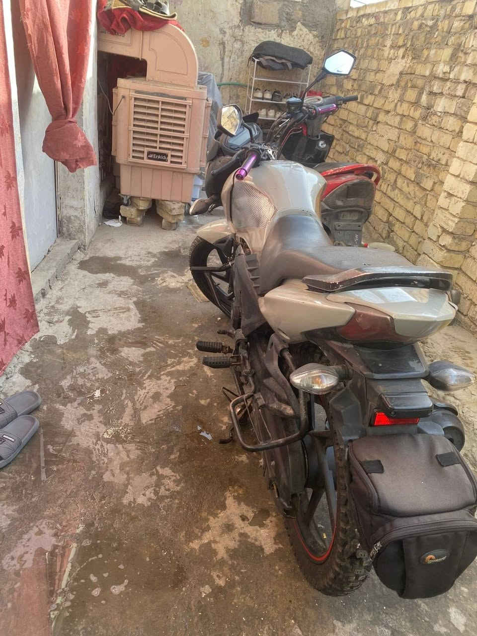 سلام عليكم دراجه هونداي هندي لل بيع مابيه اوراق فقط مكاتبه دراجه حلوه ونضيفه صبح ليل عصر نكره سلف لايت الامامي بس ناصي احمر ولاشابر كله تشتغل بس الاماميه اليمنه ضايعه
بيه عواج بل ماشه بس متشمر + الدسك الاممي مخلص هسه شوي طابك علي جاي يطلع صوت والمكينه مفتوح القبق مالته مبدل بيه بس الكلج السعر 750 بيه مجال 
الارقام 
واتساب ***********
*********** رقم ثاني 
ماتوجد على نت تصلو على رقم
