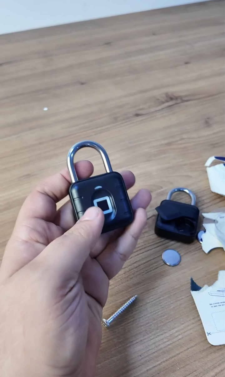 السلام عليكم، للبيع قفل ذكي يشتغل على بصمة الإصبع (موديل AFKO4). القفل ممتاز جداً وعملي، ويوفر حماية قوية بدون دوخة المفاتيح وضياعها. مناسب جداً لقفل الحقائب أثناء السفر، أو لخزائن المكاتب والجم (Gym)، أو الأبواب الصغيرة والصناديق.أهم ميزاته:بصمتك هي المفتاح: يتعرف على البصمة بسرعة فائقة (أقل من ثانية) ويفتح مباشرة.تعدد المستخدمين: يدعم تسجيل أكثر من بصمة مختلفة إذا كنت تريد مشاركته مع العائلة.هيكل قوي ومتين: مصنوع من مواد قوية ومقاومة للصدمات والسرقة.بطارية تدوم طويلاً: يدعم الشحن ومزود ببطارية داخلية ممتازة تجلس معك فترة طويلة جداً قبل الحاجة لإعادة الشحن.حجم مدمج: سهل الحمل والتنقل به في أي مكان.
للتواصل *********** عمارة, ميسان
