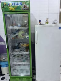 ثلاجة وعارضة للبيع المكان السعر 300 العارضة والثلاجة 150 للاستفسار 078...