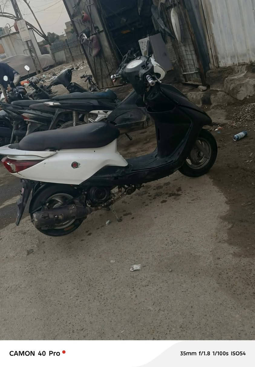 سلام عليكم دراجة بريز ببغاء نضيفة مكينة ناعمة وصافية يرادلها فقط بكلايت خلفي كهربائيات شغالة كلهة السعر450 وبيهة مجال كلش قليل مكاني بغداد العبيدي 
الرقم *********** سستم كامل شغال
