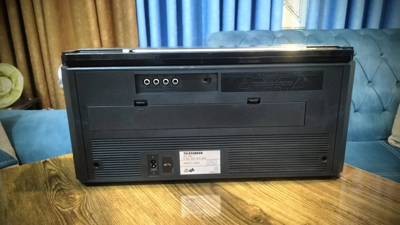 راديو ومسجل تليفونكن الماني الصنع في منتصف الثمانينات وبحالة ممتازة جداً وبدون أي عيوب ويستقبل جميع المحطات الإذاعية ومنها FM.
نظام الصوت ستريو لوجود المضخمات والسماعات الكبيرة التي بالإمكان استخدامها ايضاً مكبّر صوت عبر ربط الهاتف النقال بكيبل ومن ثم في الفيش الموجود خلف الجهاز.
الراديو كبير عرض ٤٤ سم ويعمل بكفاءة على الكهرباء او البطاريات.
المكان بغداد ويوجد توصيل للمحافظات كافة.
السعر ٩٠ الف.


**إذا كنت صاحب هذا الإعلان وتريد حذفه لأي سبب، رجاءا أرسل رسالة إلى الدعم الفني**