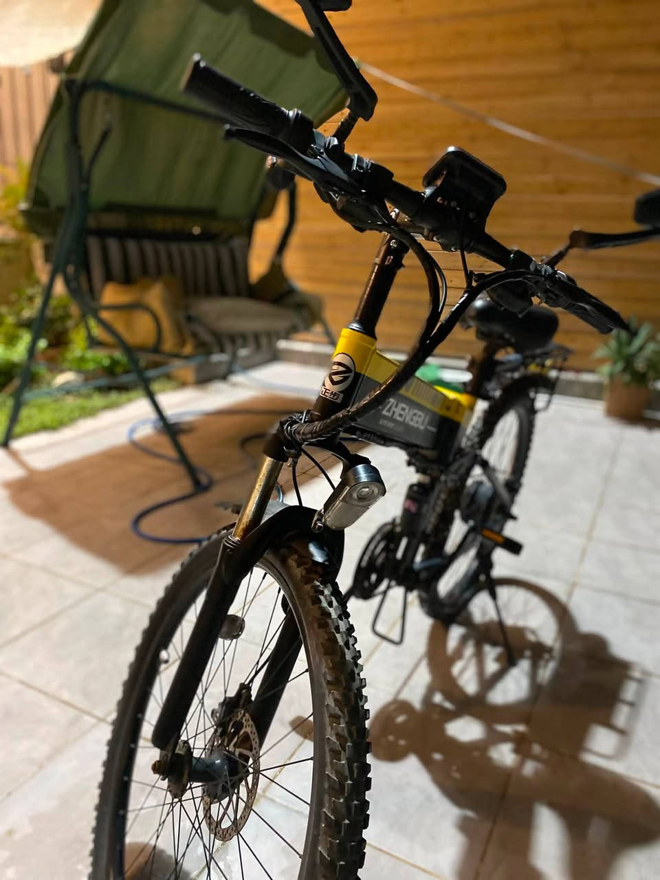 HUMMER Zhengbu e bike

‎صنع في هونك كونك

‎( مصنوع كليا من الألمنيوم 
‎. حجم 26 
‎.وزن خفيف
‎. ماطور كبير 350 واط حقيقي 
‎. بطارية ليثيوم ٤٨ فولت 10.5 امبير 
‎.يقطع مسافة من 25 الى 50 كيلومتر 
‎. سرعة تصل الى ٤٥ كيلومتر

‎. يعمل :
‎1- بايسكل عادي
‎2- دراجة شحن 
‎3- بايسكل مساعد

‎. بريك دسك امامي وخلفي
‎. قابل للطي 
‎. شاشة عرض معلومات 
‎. دبل امامي هايدروليك 
‎. دبل وسطي هايدروليك
‎. كير 27 نمر خلفي وامامي    
‎. اضاءه امامية واضح جداً
‎. واقيات مطرية امامي وخلفي 
_________السعر 500 
***********واتسب
