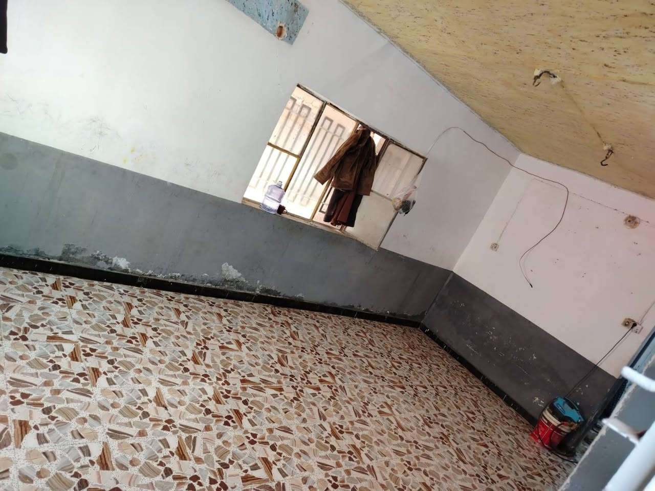 بيت للبيع 

 120متر مربع 
في حي الانصار  

. يحتوي على 
استقبال وصالتين  و 4غرف  

بيت نازل عن شارع. ربع متر سعر البيع 130  عنوانه. نجف. حي الانصار.  خلف  صيدليه الرايه جهه االيسرى.. صالح للسكن. للأستفسار الاتصال على الرقم ***********
