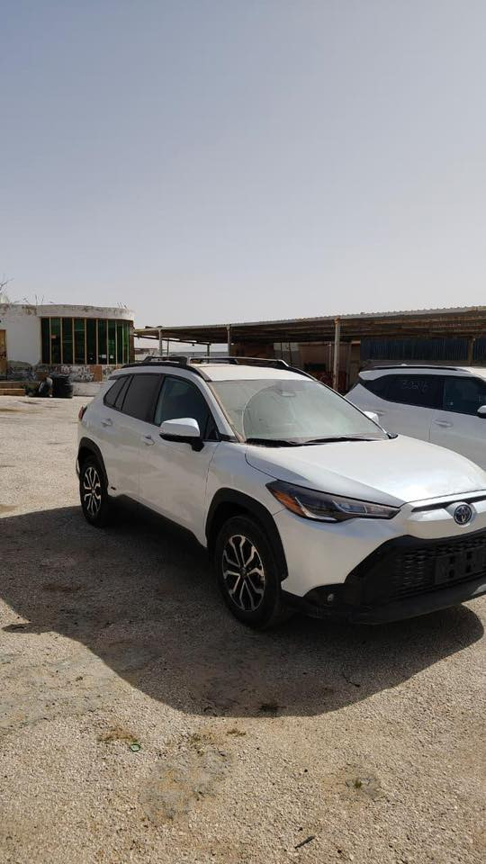 سلام عليكم تيوتا كروز موديل 2024وارد امريكي هايبرد محرك 2000 مواصفات SE فول ماعدى الفتحة شفتات بالستيرن 3 انضمة قيادة تحكمات ستيرن 4 ويل درايف وهواي بيها مواصفات الضرر بارد بخشم البنيد وصبغ الجاملغ الايسر ليس ضرر  لم يصل الجامرلغ مع السيارة وتم شراء لون ابيض بلادي ولكون الون لم يطابق اضطررنا للصبغه فقط بدون معجون السعر على ارضها 155$ تواجد السياره حاليا المنطقة الحره الاردن بأمكان المشتري ادخالها بكتاب شهداء او ادخالها حره حسب الرغبه يتم ادخال السيارة باسم المشتري رقم ***********  صور الحادث مرفق بلمنشور وسيارة حالياً مصلحه وجاهزه
