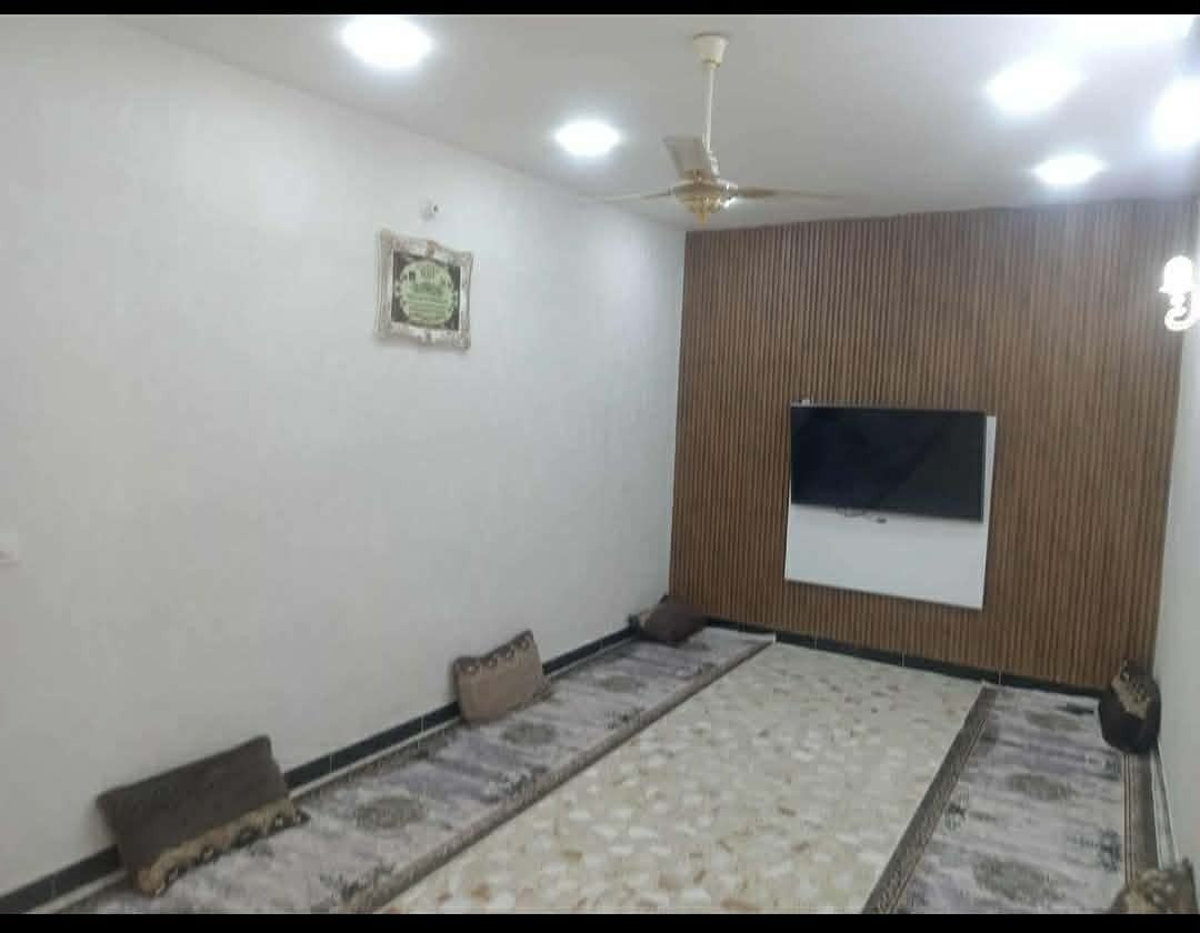 السلام عليكم بيت للبيع فقط مساحته 150م البيت زراعي  مجاري ماء كهرباء تبليط كامله غرفتين نوم صاله مطبخ منور حمام ترك استقبال حديقه طرمه البيت كامل السعر 90وبي مجال العنوان بغداد جسر ديالى القديم جامع طه ***********
