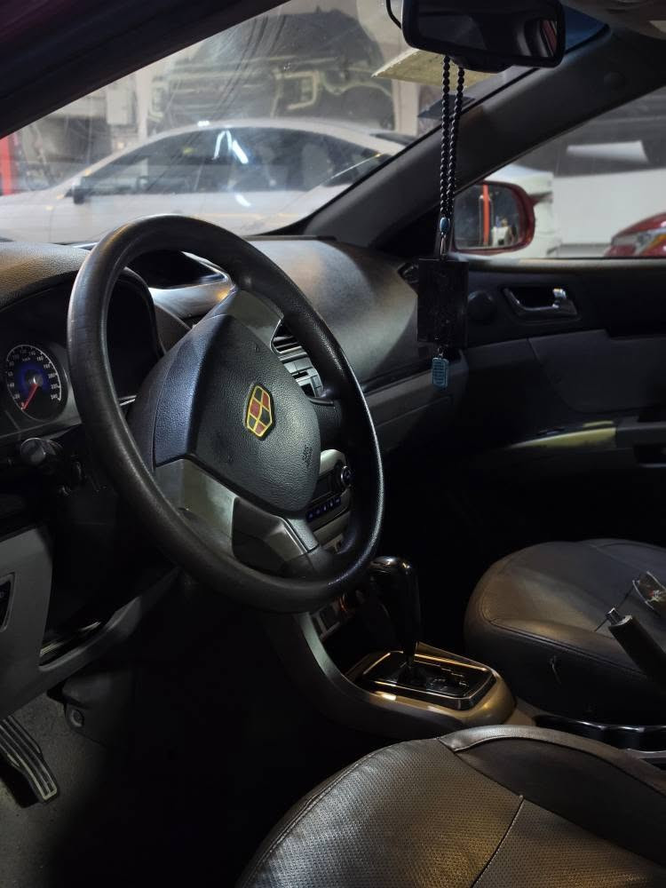 🚗 للبيع: جيلي إمجراند EC7 (أوتوماتيك) – نظيفة جداً ومداراة 🚗
اللون: ماروني مميز
السيارة: كهربائيات كاملة وشغالة 100%، والسيارة نظيفة وتجي تشوفها بعينك وتقتنع.
🔹 المواصفات والإضافات:
البودي: السيارة ملايحها لا معجون ولا صبغ (صبغ بلاد) بس بي جراد قليل 
المحرك والكير: الكير والمكينة بلادي ونظيفات جداً وما مستبدل بيهم أي شي، والسيارة مداريها من كل النواحي.
الإضاءة: بيها زنون على العدسة بعده تحت الضمان.
منظومة الغاز: شاد الهة منظومة غاز جديدة (صارلها أقل من شهر) وبضمان لمدة سنة كاملة مع كرت الصيانة مالتها. السيارة تشتغل بنزين وغاز (تحويل بـ دكمة).
🔹 العطلات والملاحظات (للأمانة والمصداقية):
السيارة بيها عطلين بسيطين فقط وما يأثرون على مشي السيارة:
صوّت دراين شفت الأيمن (يطلع صوت من تمشي).
ماطور المي مال زراكات الجامات عاطل.
المكان بغداد والرقم هم بغداد الي يحب يجي يشوف بعينك أحكم من كل شي.
للتواصل والاستفسار: [***********] بغداد, العراق
