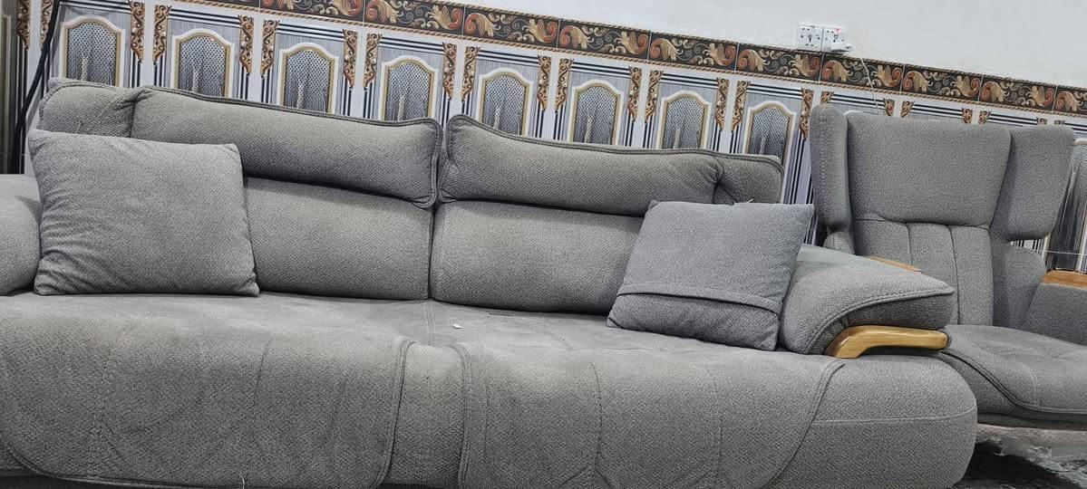 السلام عليكم ورحمة الله وبركاته..
للبيع تخم قنفات تركي منشأ أصلي، بحالة ممتازة جداً ونظيف جداً (مثل ما موضح بالصور).
​✨ المواصفات والمميزات:
​النوع: تخم تركي أصلي بتصميم مودرن ومريح.
​الخشب: خشب زان أصلي متين وثقيل (يتحمل وعمر طويل).
​الميزة الأساسية: التخم عملي جداً ويرهم كذالك سرير للنوم (مريح جداً للاستخدام اليومي أو للخطار).
​الملحقات: يأتي مع كامل ملحقاته من الوسائد (الخداديات) الصغيرة المحشوة جيداُ.
​الوضع الحالي: التخم مغلف جزئياً من الأسفل للحفاظ عليه ونظيف تماماً.
​💵 السعر: قفل مليون دينار عراقي (غير قابل للتفاوض - السعر نهائي).


**إذا كنت صاحب هذا الإعلان وتريد حذفه لأي سبب، رجاءا أرسل رسالة إلى الدعم الفني**