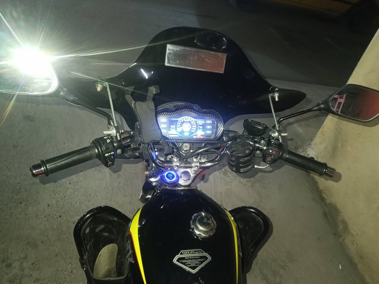 السلام عليكم دراجة سولنك
موديل= 25 نازلة بشهر 8 بنهايته يعني صارله 7 اشهر . للعلم الدراجة ما مشتغلة دلفري يعني ما متعبه على أيدي 
المشي مالته // 5400
المعدل // 120 وقابلة للزيادة 
سعة المحرك// 200cc
 بصمة ريمونت وبصمة اصبع وسلف وهندر كلشي بيه شغال اي نقص مابيه 
الاضافات// 
جنط خلفيات بيهن كلوب 
وجنطة من فوك أيضاً بيه كلوب مثل ما موضح بالصورة.
درع أبل جفوف  ومرايات وستاند مال تلفون 
واقية مال بوكسر أمامية 
ولدات أمامية أبل عدسة ثنين كل واحد بي ثلاثة عدسات 
المكان بغداد ابو دشير وهذا رقمي متواجد فقط على واتساب شباب 
السعر 950 وبيه مجال للطيبين ***********
