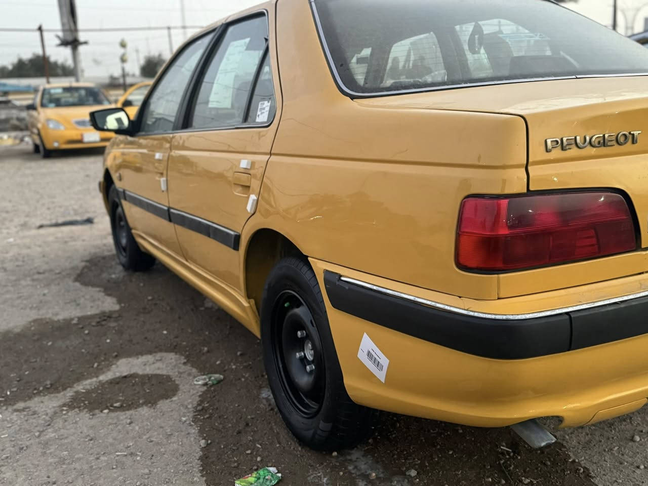 سلام عليكم بيجو بارص موديل ٢٠١٥ ماشيه ١٨٠ الف بدون صبغ ابد كير مكينه كلج صدر كله جديد سياره كلها على البلاد حتى ترايش بلاديه تخم تاير جاهزه ما تصرف ابد عليها سنويه جديده هزه جديده هيئه مصفره كامله ارقام انكليزي باقيات على لاستلام فقط  عنوانها بغداد لامين الثانيه رقمي *********** السعر ٥٢
