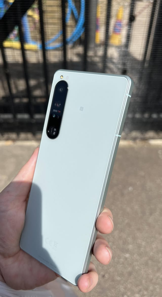 سوني 1 مارك 4 نظافة 100% ذاكرة 256 رام 12 سيمكارت وesim مع كفر ولاصق شاشة  بي فقط طبع بالشاشة جدا خفيف للبيع السعر 250 او مراوس عنواني بغداد ماعندي توصيل اي استفسار عالرقم ***********
