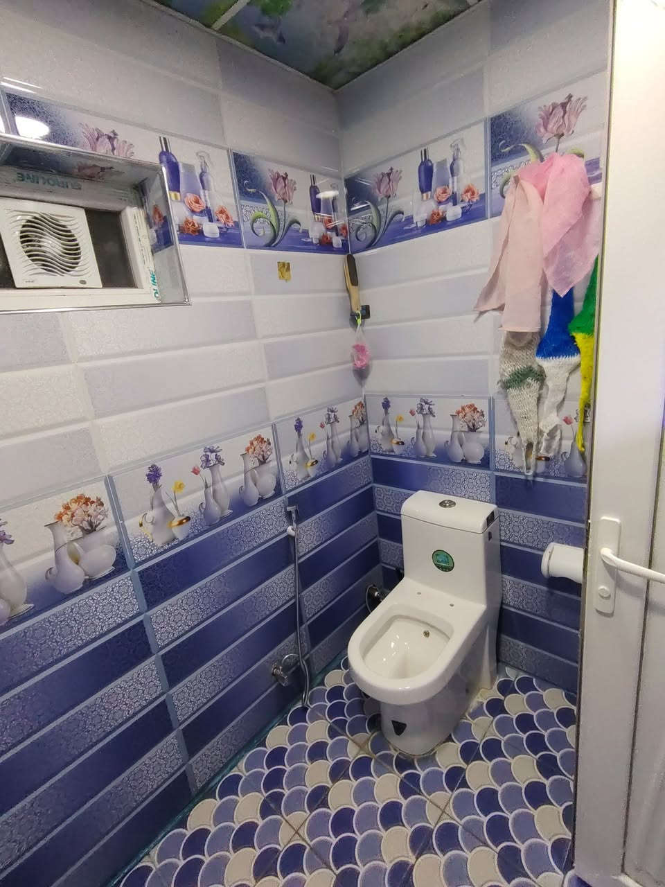 دار كلاسك للبيع 🏠للبيع🏠
مساحه 200 متر 
واجهه 10 نزال 20 متر
يحتوي على مدخلين كراج سياره حديقه وخدمات خارجيه
يحتوي على 5 غرف نوم وصاله ومطبخ حار بارد واستقبال وخدمات عدد 4
موقعه ممتاز جدا حي الجهاد الرفاق ع شارع 15 متر شارعه جدا نضيف قريب من شارقه جدا سعره 550 وبي مجال
للأستفسار أكثر اتصل ***********
***********
ادارة مكتب عالم العقارات
زورو موقعنا الكائن حي الجهاد شارع 60 مجاور مدرسه طيور الجنة
