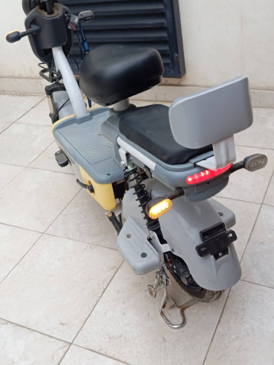 السلام عليكم دراجه شحن للبيع  تشغيل سويج وكارت كلشي شغال بطاريات نضيفه وجديده و ممفتوحات هورن اشاره يمنه يسره ضوه قوي 3 سرع ناقصه بس سله وبايدرات ودواسه الي من جه اليمنه وبيه پنجر الارقام للاتصال ***********
*********** 
واتساب
