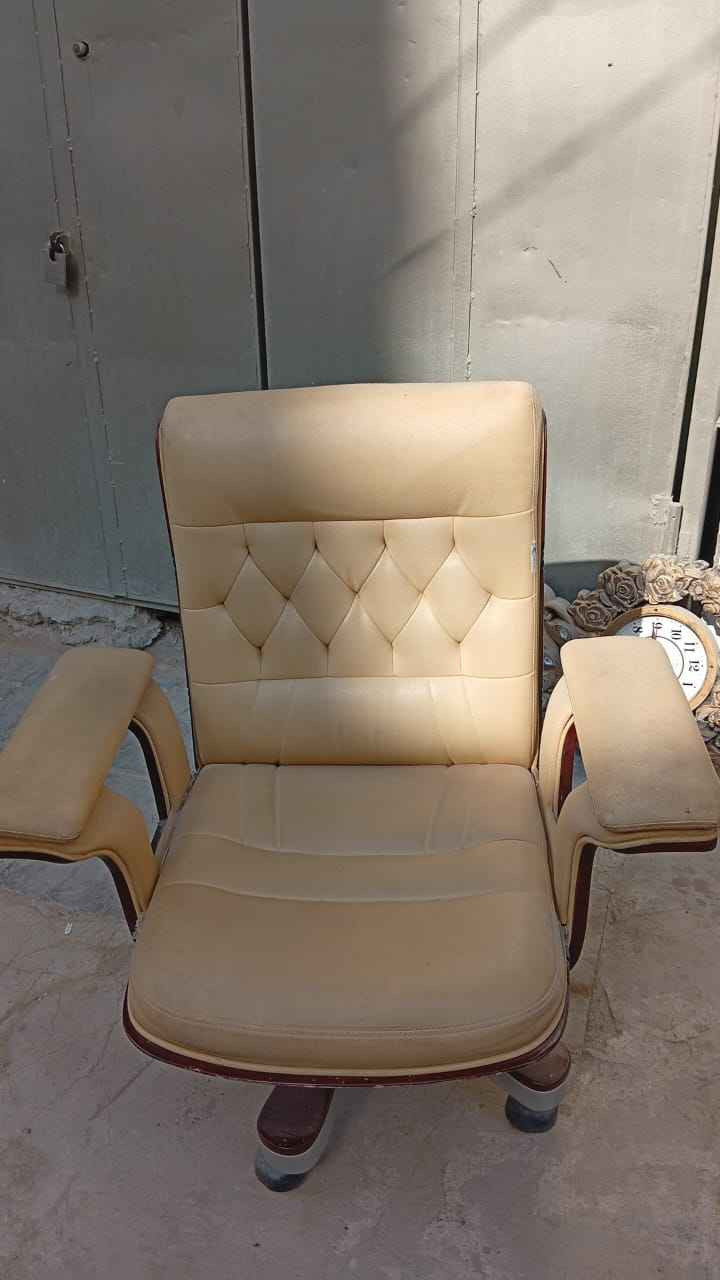 كراسي رئاسية نظيفة جدا  ، العدد يوجود ٦ كراسي ، التواصل ع الواتس اب فقط رجاءا الشراي واليفيدنه يتواصل ، *********** , العنوان نجف النجف, العراق
