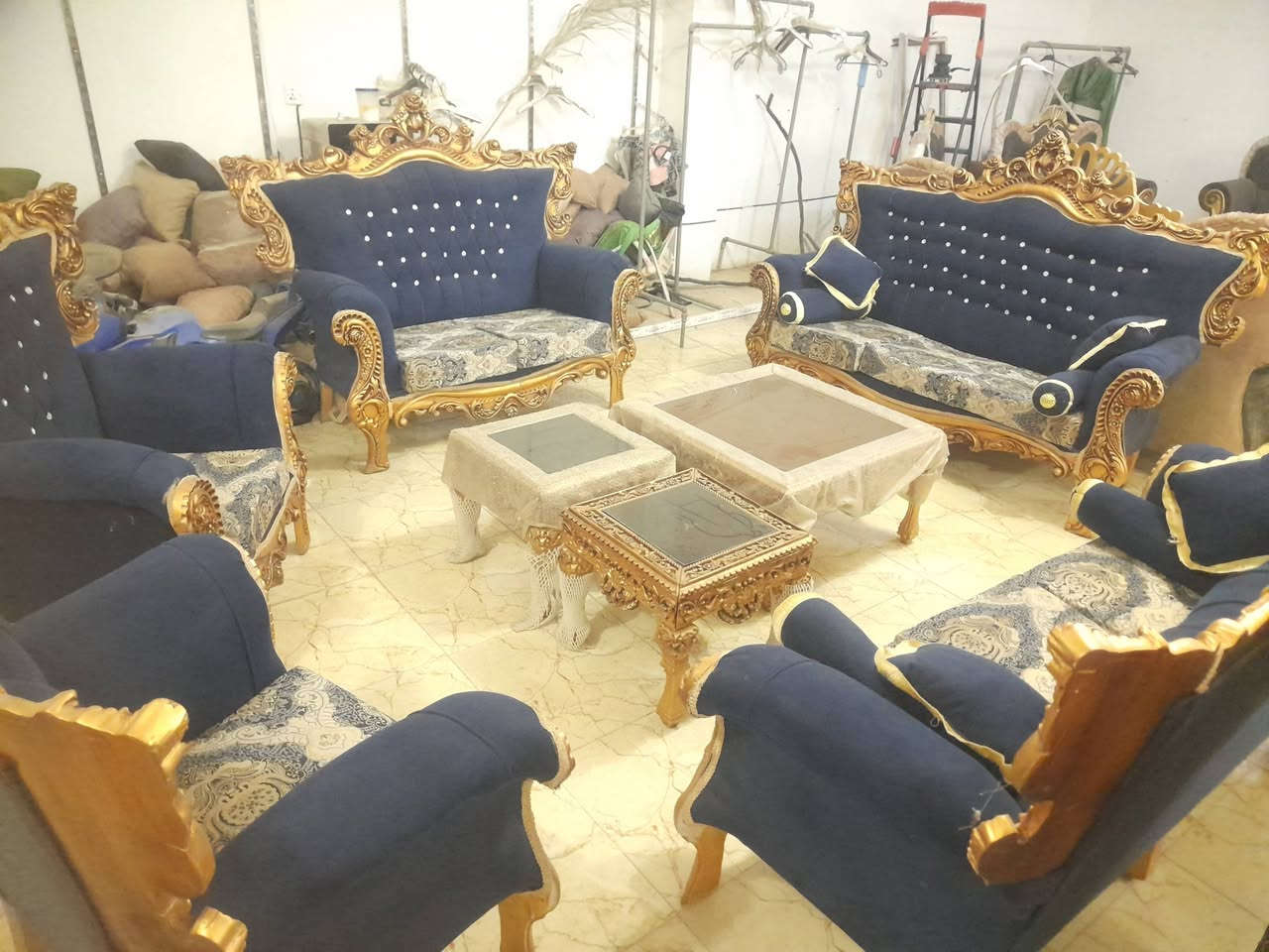 تخم تركي درجه اولى وماركه جديد (يتكون 10مقاعد بأحدث الموديلات)   واسط قضاء الزبيديه مقابيل المتنزه الكبير /***********/***********(ومن الله التوفيق)(أوقات العمل  من ٨صباحآ الى ال١١مسائآ ) وبخدمت الزبون ما يطلع من المجمع اله هوه راضي علينه
