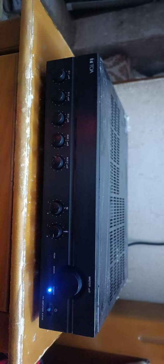 هذا الجهاز هو مضخم صوت (Amplifier) من إنتاج شركة TOA اليابانية، وتحديداً الطراز A-2120. يُعد هذا الجهاز جزءاً من سلسلة A-2000 المصممة للاستخدامات المهنية مثل المدارس، المساجد، وقاعات المؤتمرات.
أبرز مواصفات ومميزات الجهاز:

القوة: يوفر طاقة مخرجة تصل إلى 120 واط، مما يجعله مناسباً للمساحات الكبيرة.

المداخل: يحتوي على 3 مداخل للميكروفونات (بخاصية التوازن الإلكتروني) ومدخلين إضافيين (AUX) لتوصيل مصادر صوتية أخرى مثل المشغلات الموسيقية.

التحكم: لوحة أمامية سهلة الاستخدام تتيح التحكم الدقيق في مستوى الصوت، بالإضافة إلى إمكانية ضبط طبقات الصوت العالية (Treble) والمنخفضة (Bass).

التصميم: يتميز بتصميم متين ولون أسود، وهو مصمم ليدوم طويلاً مع أداء صوتي واضح ونقي.


**إذا كنت صاحب هذا الإعلان وتريد حذفه لأي سبب، رجاءا أرسل رسالة إلى الدعم الفني**
