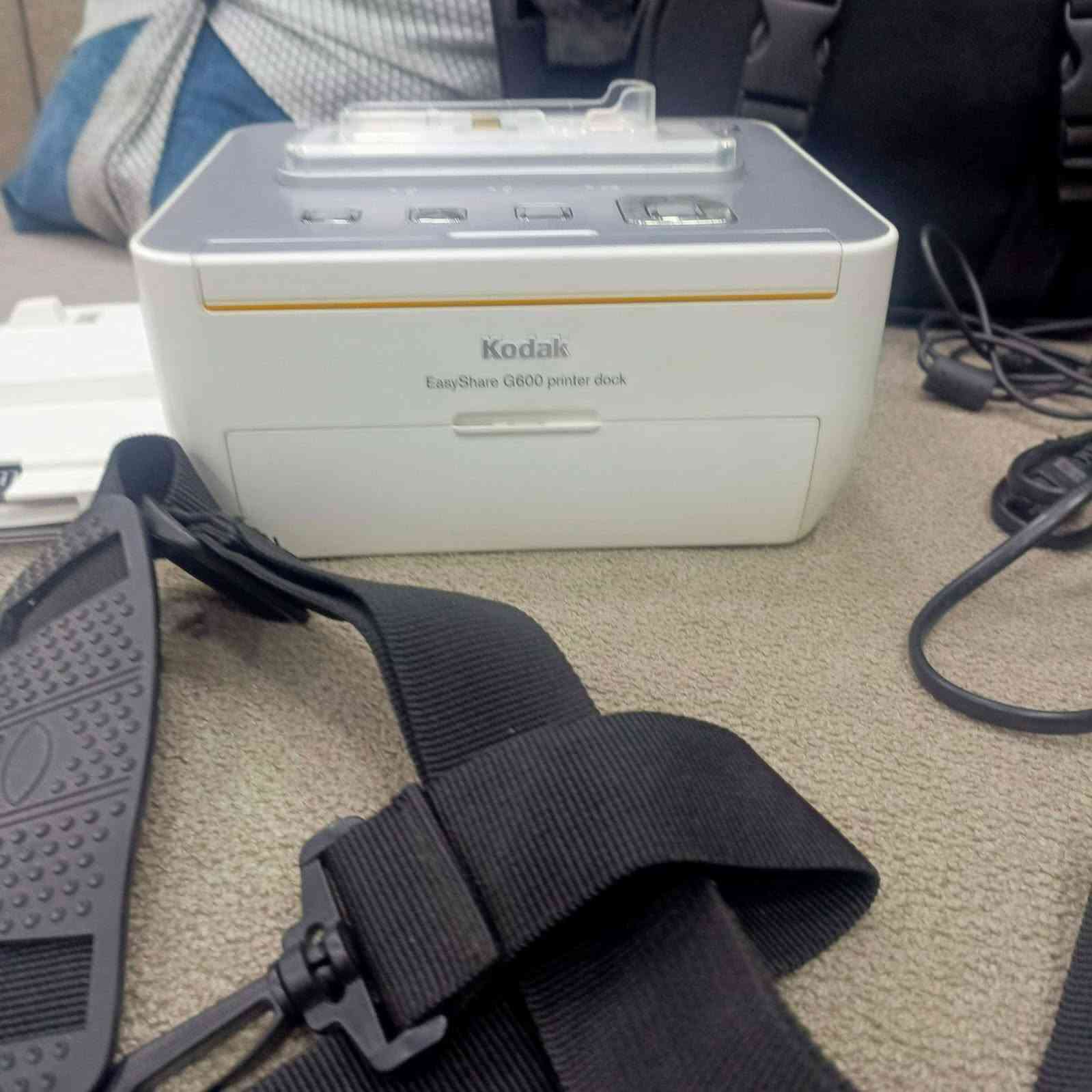 هو طابعة صور محمولة من شركة كوداك، واسمها بالكامل: Kodak EasyShare G600 printer dock. وياهه جنطتهه الاصليه ب٧٠ مع توصيل


**إذا كنت صاحب هذا الإعلان وتريد حذفه لأي سبب، رجاءا أرسل رسالة إلى الدعم الفني**