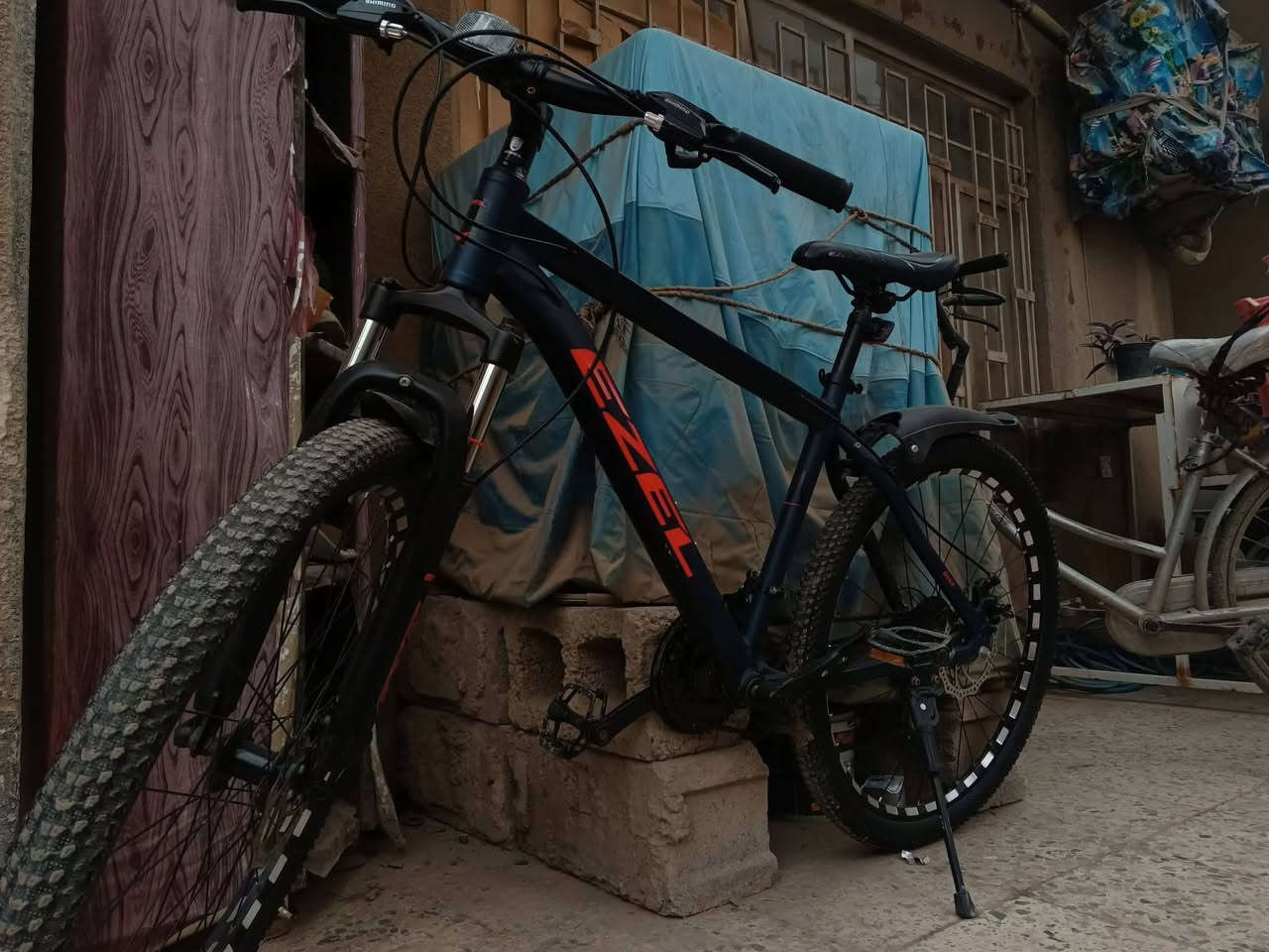 باسكل كنت رياضي جبلي فول نضافه نضافته 99% كامل مكمل شخط ما تلكه بي دبل امامي شغال 7 سرعات خلفيه 3 سرعات اماميه كامل
وزنه خفيف كلش ريشه 15Kg باسكل المنيوم فول نضافه مكمل سعر 180 وبي مجال تواصل خاص او على رقم ***********
