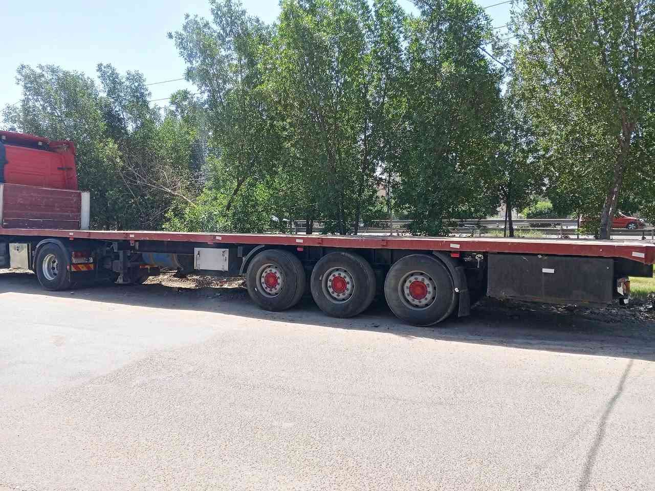 السلام عليكم اخوان عربانه للبيع مارسدس دسك تخم تاير جديد ثلاجه صناديك عده اكله وجاهزه للعمل ***********
