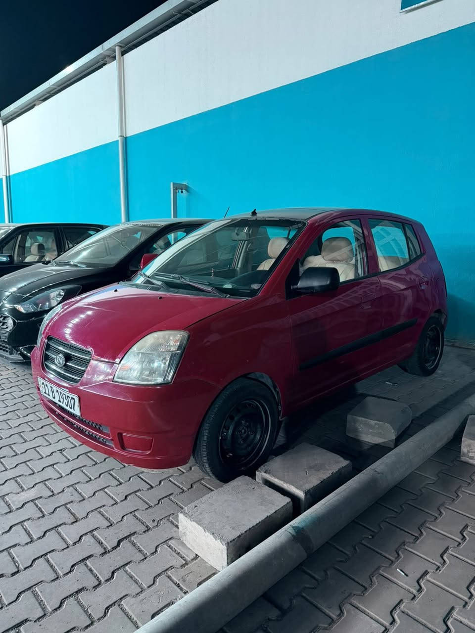 السلام عليكم ورحمة الله وبركاته 
كيا بيكانتو موديل 2007 
كير اوتماتك محرك خير من الله كير خير من الله صدرها نضيف تايرات جديدة تبريد ثلج السياره كدامكم بصوره وتكدر تشوفها وتكلبها مكانها معارض البياع معرض الليرة السعر 54 وبيها مجال للشراي تجي تكلب وتشوف وبخدمتك انزلك بليرضي الله السياره بااسمي تحويل شوكت متريد الرقم بغداد انكليزي رقم اتصال واتساب او مراسلة فقط واتساب *********** تحياتي للجميع
