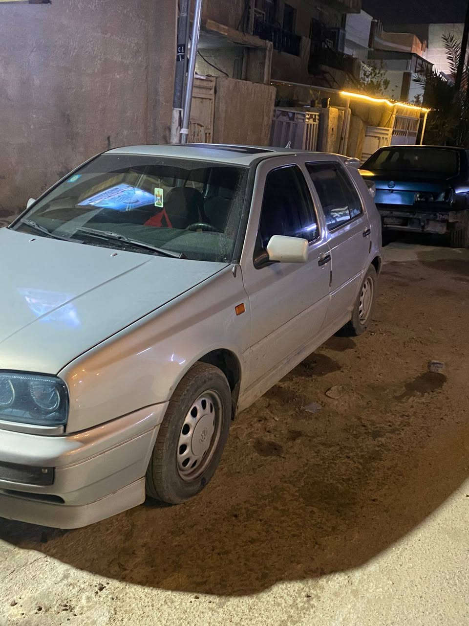 السلام عليكم شباب كولف موديل ٩٣ السياره مصبوغه حزام فتحه مكينه ١٨٠٠ اوتو خير من الله جاهزه صدر بريك صالنصه تايرات تخم تاير جاهزه من كل النواحي
ملاحظه الكير كل فتره يكوم يحرك ثالث كالولي برمجه يم الصقر بس اني عايفها لان كل فتره تجي عل مزاجها 🤣
سعر السياره ٤٧ وبيها مجال 
مكاني بغداد حي الجهاد 
***********
