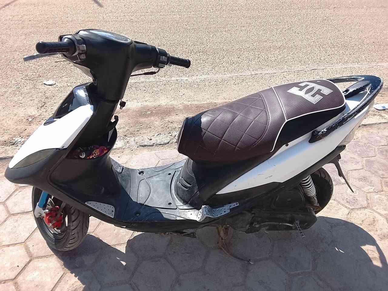 ماكس جاهزه وكلشي شغال سلف شغال وهندر شغال اشاير تشتغل بريك وره شغال والبربك الكدام شغال هم هورن شغال كلوب عالي وناصي شغال اصطب مزود نشره ورماش دبلات  مزودة سعرهه ٦٥٠ وبي مجال قلبل و عمبار بربك مزود و يدات بريك مزودات والمكينه شرط خرسه ماتنسمع شغاله واوكف يمه ماتسمعه المكينة موجوده بصور يمك لاتكلي مفتوحه لولا الي يريد يشتري يجي يفحص ويقتنع ياله ياخذه الدراجة تخبل لاتكلي بعد  شبيه مابيه مكاني موفقية رقميي
***********
