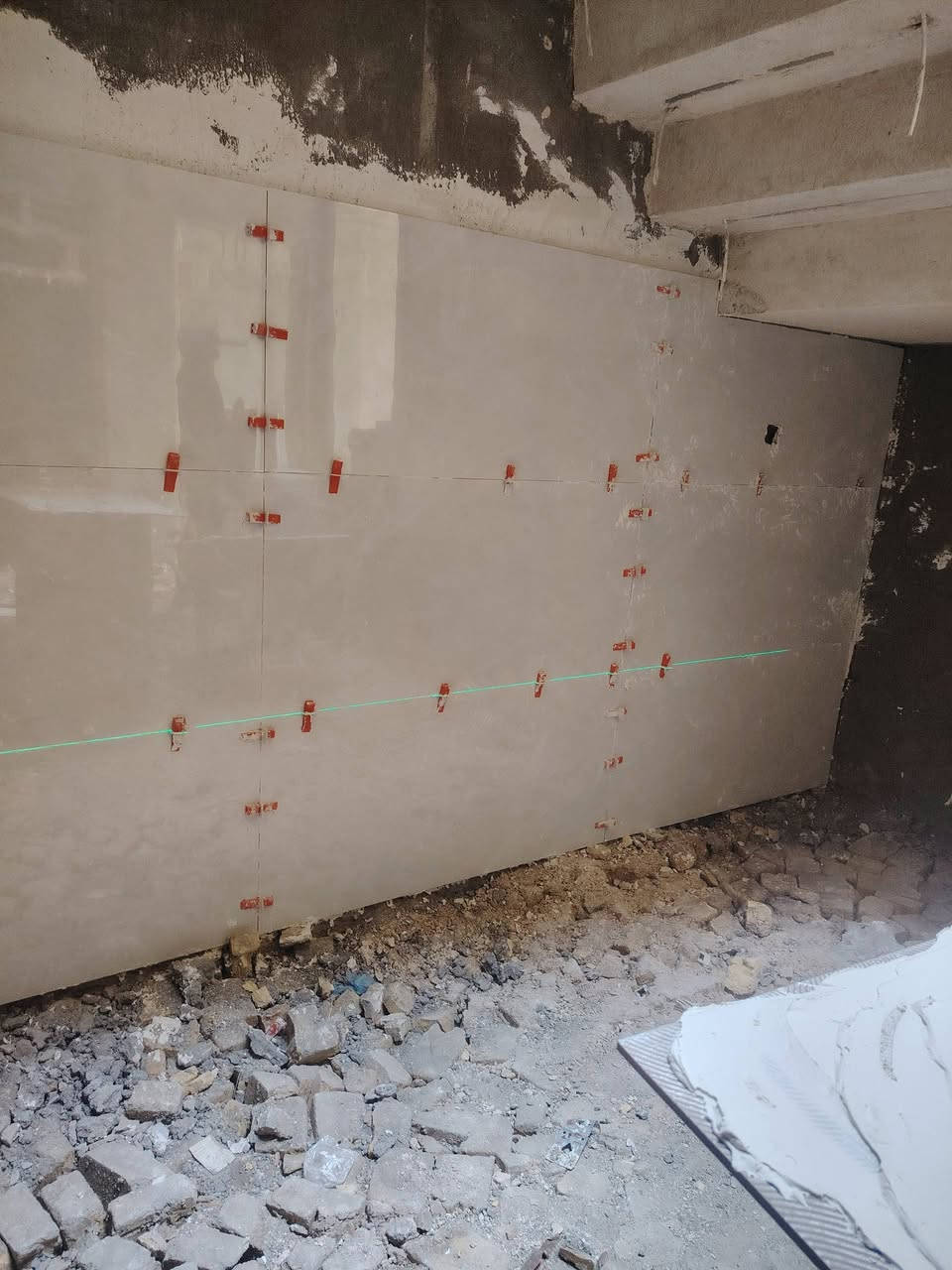 خلفة سيراميك وبورسلين و كاشي شغل مظبوط عل لليزر ودقه بالعمل متفرغ حاليا للستفسار *********** وات ساب او اتصل عليه اشتغل باليومية او قطعي
